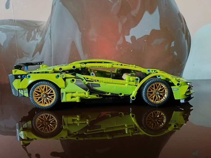 Конструктор Technic Lamborghini Sian FKP 37 на радіокеруванні &mdash; 1280 деталей, масштаб 1:14 1000129 фото
